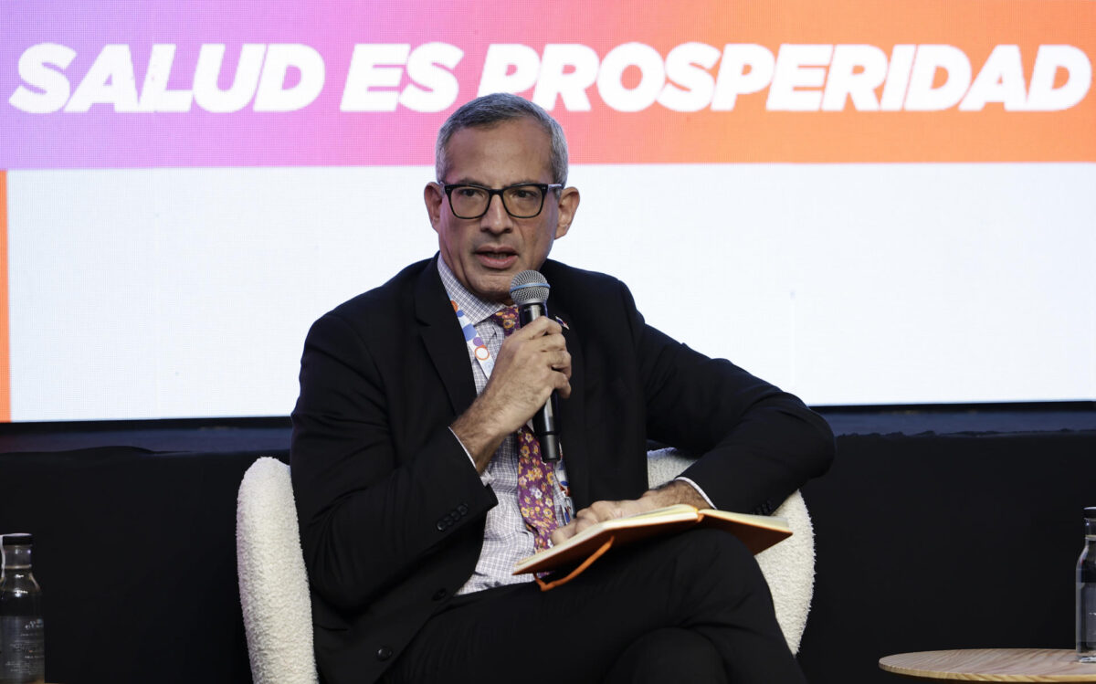 El fundador de Fidinem Financial Services, Carlos Arauz, habla en un foro médico de la farmacéutica Roche durante el'Roche Press Day', en San José (Costa Rica). EFE/ Jeffrey Arguedas
