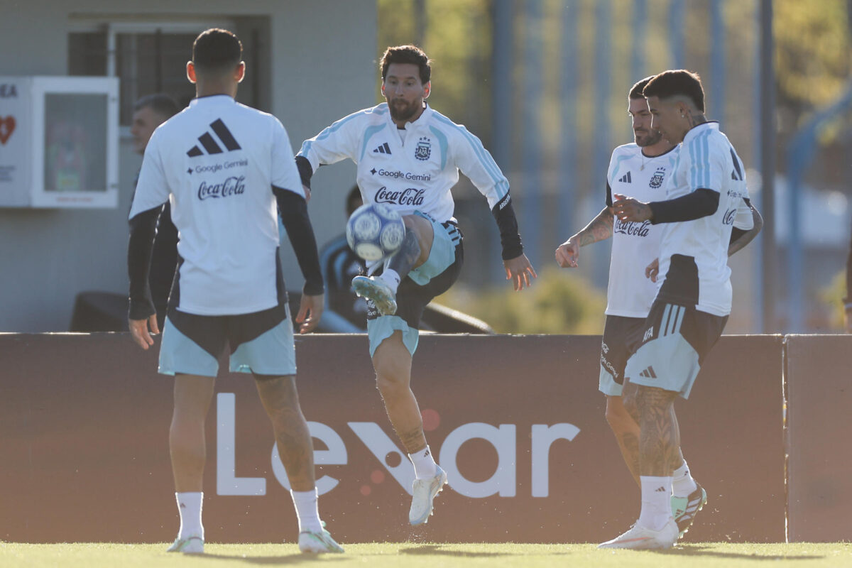 Lionel Messi (c), de Argentina, participa en un entrenamiento en Ezeiza (Argentina). EFE/ Juan Ignacio Roncoroni