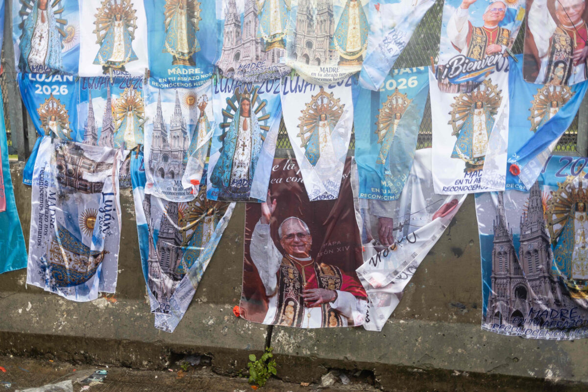 Fotografía que muestra banderas con imágenes religiosas durante una peregrinación, en Luján, provincia de Buenos Aires (Argentina). EFE/ STR