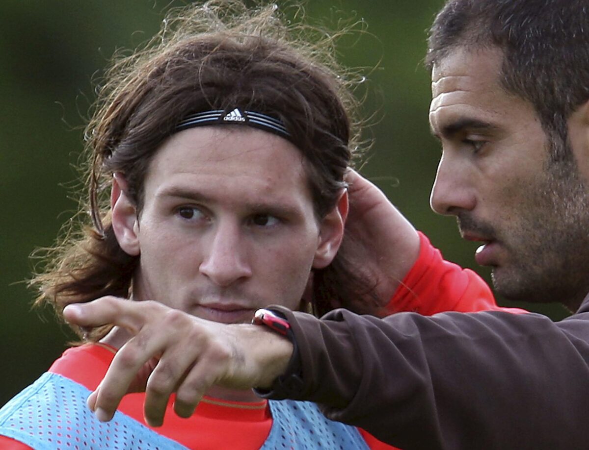 Imagen de archivo del entrenador, Pep Guardiola (d), conversa con el delantero argentino Lionel Messi.. EFE/Alberto Estévez