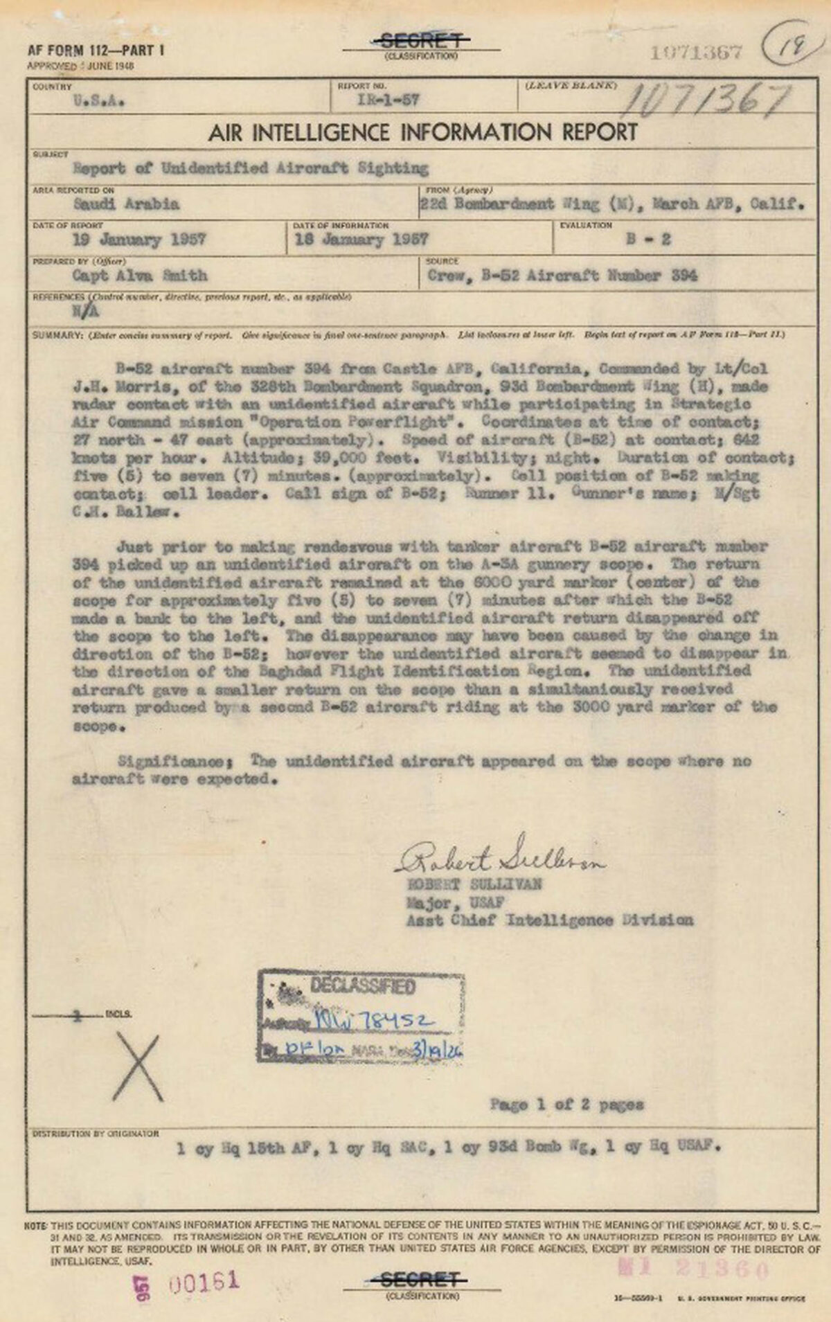 Imagen cedida por el Departamento de Guerra de los Estados Unidos que muestra un documento de Información de Inteligencia Aérea (AIIR, por sus siglas en inglés) que registra un incidente ocurrido el 18 de enero de 1957 donde la tripulación de un avión B-52 de la Fuerza Aérea de EE.UU. EFE/Departamento de Guerra EEUU
