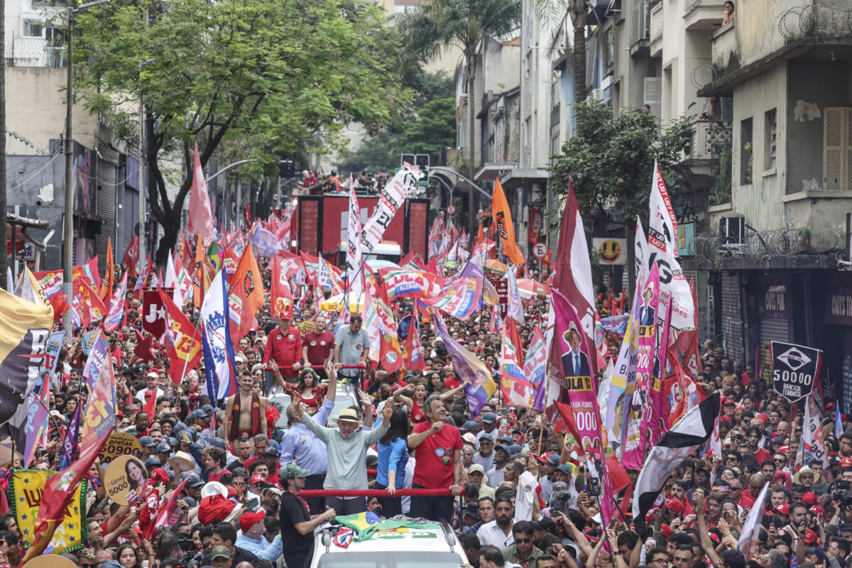 El presidente de Brasil y candidato a la reelección, Luiz Inácio Lula da Silva (i), participa junto a candidato por el Gobierno de Sao Paulo, Fernando Haddad, en una caravana este sábado, en Sao Paulo (Brasil). EFE/ Sebastiao Moreira