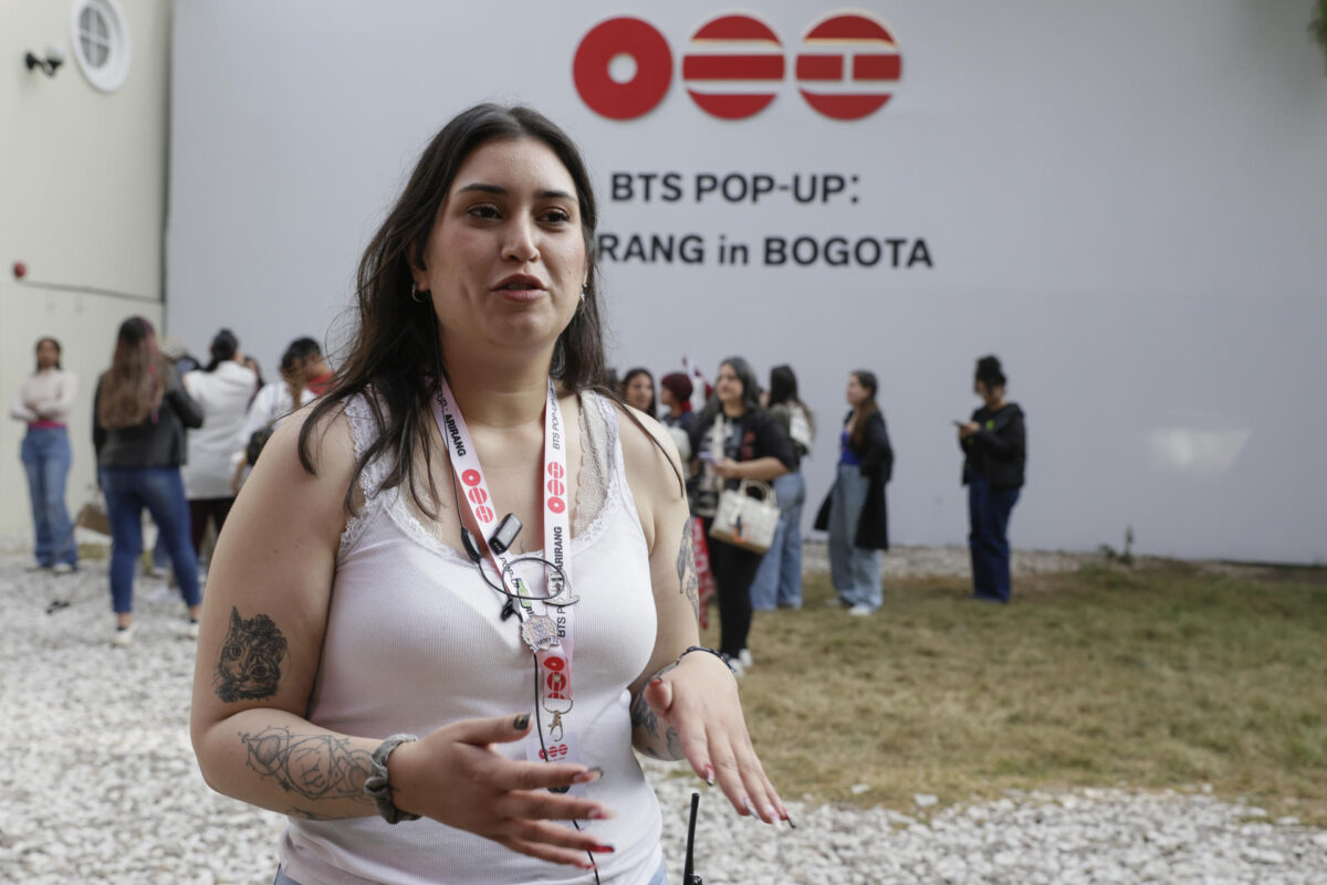 La presidenta del club de fans de BTS en Colombia, Paola Chaparro, habla durante entrevista con EFE este miércoles, en Bogotá (Colombia). EFE/ Carlos Ortega