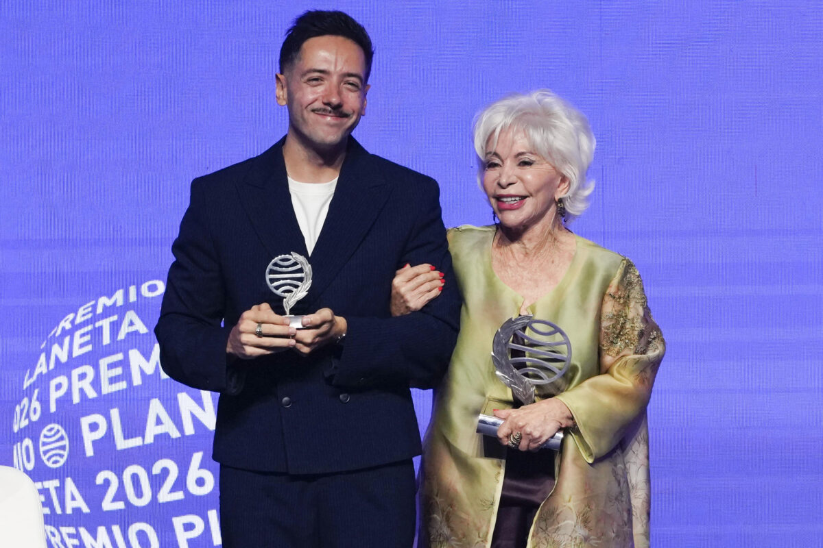 La escritora chilena Isabel Allende (d), ganadora del Premio Planeta 2026 con'La hora antes del Alba', y el escritor Sergio Hernández Carrasco (i), finalista con su novela'La añoranza', posan en la 75 edición del Premio Planeta de novela, esta noche de jueves en Barcelona. EFE/ Alejandro García