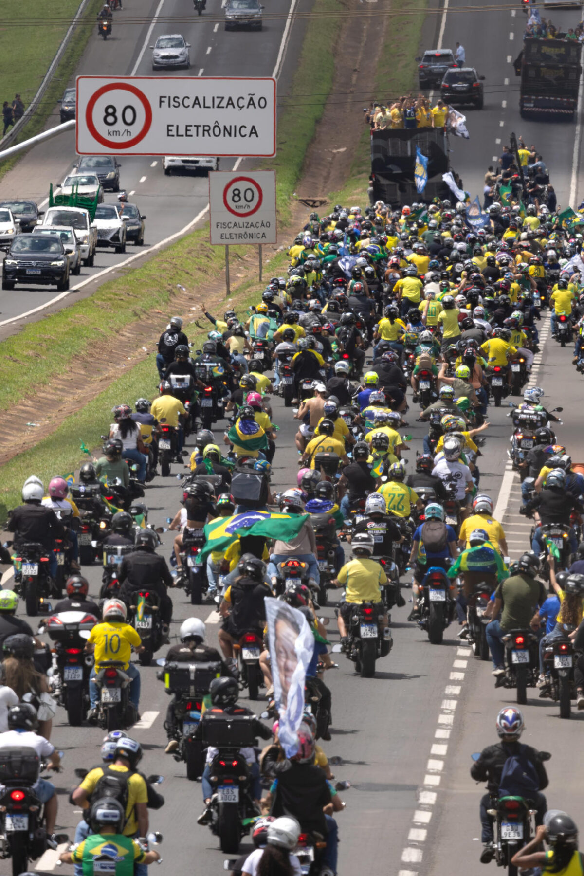 Simpatizantes del candidato a la presidencia de Brasil por el Partido Liberal, Flávio Bolsonaro, acompañan una caravana este sábado, en Santa Bárbara d’Oeste (Brasil). EFE/ Isaac Fontana