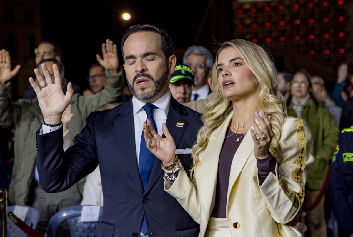 Fotografía cedida por la Presidencia de Colombia del mandatario, Abelardo de la Espriella, junto a su esposa, Ana Lucía Pineda, durante una velatón por las víctimas afectadas por el terremoto en la Plaza de Bolívar el 28 de agosto de 2026, en Bogotá (Colombia). EFE//Isaac Bechara/ Presidencia de Colombia