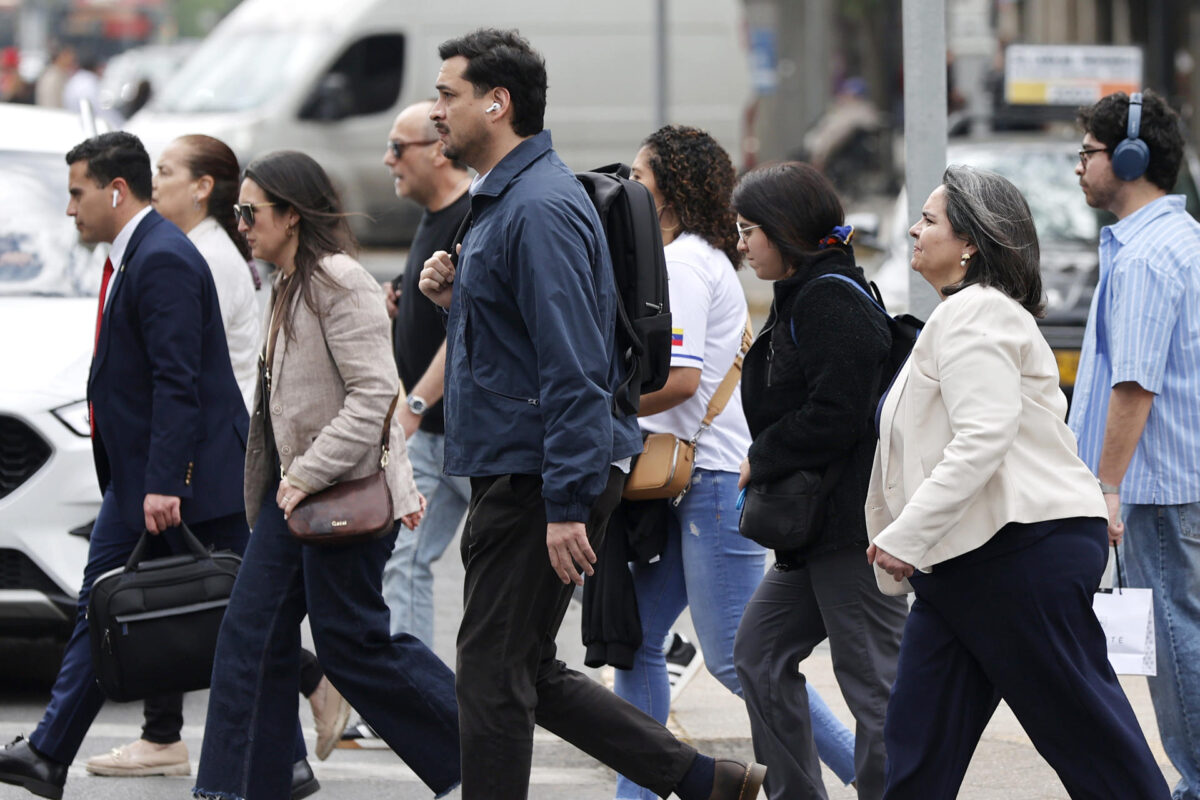 Fotografía del 1 de octubre 2026 de personas caminando en una calle en Santiago (Chile). EFE/ Elvis González