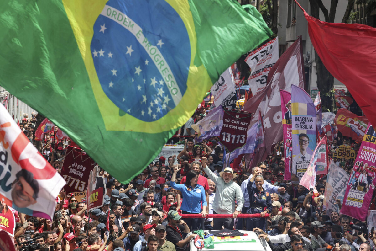 El presidente de Brasil y candidato a la reelección, Luiz Inácio Lula da Silva (c), participa junto a la ministra de Medio Ambiente y Cambio Climático, Marina Silva (d) y la candidata el senado Simone Tebet en una caravana este sábado, en Sao Paulo (Brasil). EFE/ Sebastiao Moreira