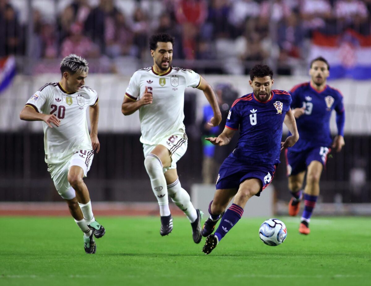 El medio de España Mikel Merino (C) y el de Croacia Mateo Kovacic duante el partido de la UEFA Nations League que han jugado Croacia y España en Split, Croacia EFE/EPA/MAJA PRGOMET