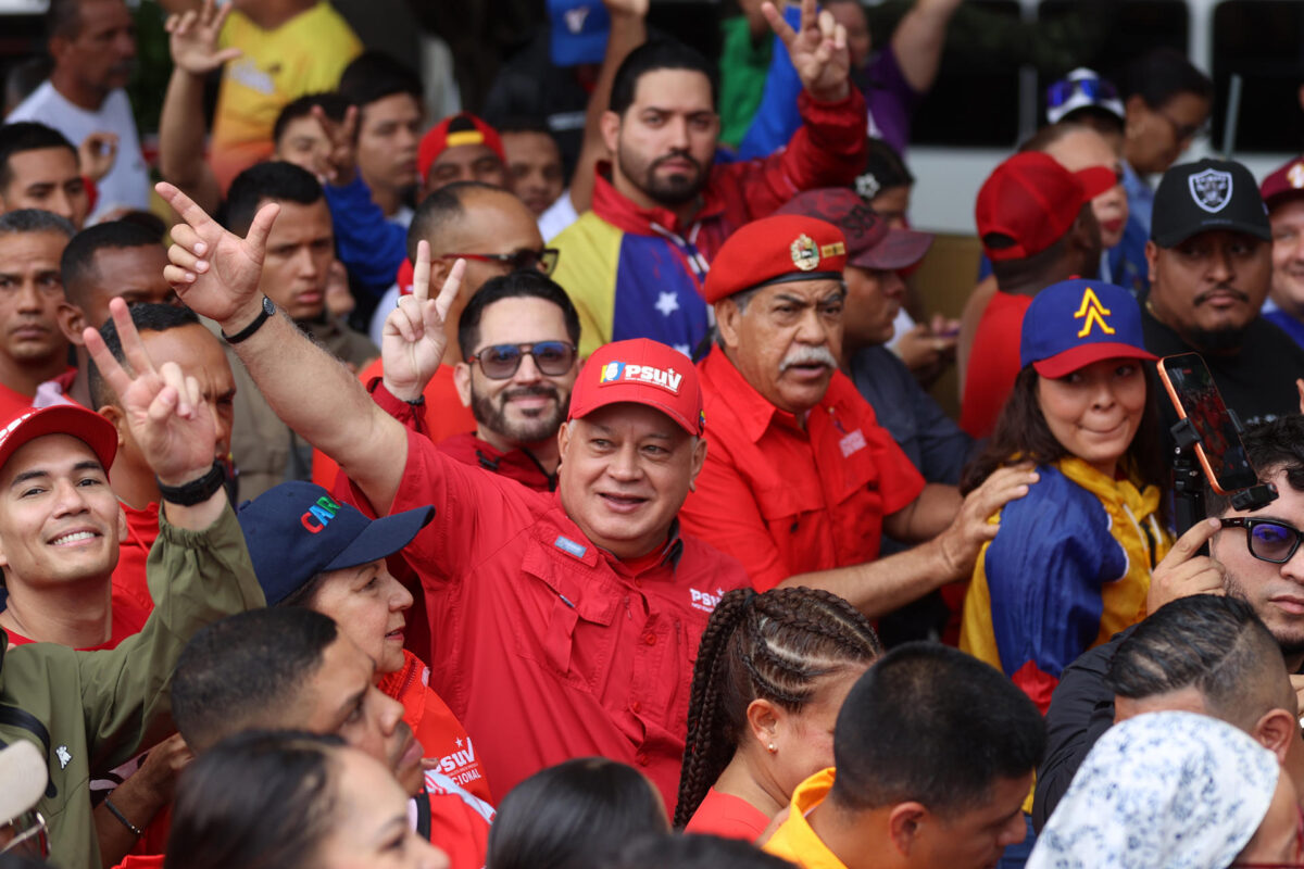 El ministro del Poder Popular para Relaciones Interiores, Justicia y Paz y secretario general del Partido Socialista Unido de Venezuela (PSUV), Diosdado Cabello (c), participa durante una movilización para conmemorar el último triunfo electoral del fallecido presidente Hugo Chávez (1999-2013) en 2012, una convocatoria realizada por el PSUV, este miércoles en Caracas (Venezuela). EFE/ Ronald Peña R