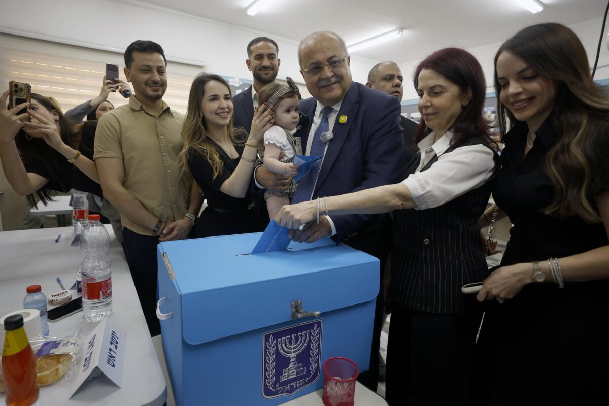 Ahmad Tibi, líder del partido Ta'al (Movimiento Árabe por el Cambio) y candidato de la alianza Lista Conjunta, deposita su voto en un colegio electoral de su ciudad natal de Tayibe, en el centro de Israel, el 27 de octubre de 2026. Los israelíes de todo el país acudieron a las urnas para elegir a los 120 miembros de la 26ª Knesset. (Elecciones) EFE/EPA/JAMAL AWAD