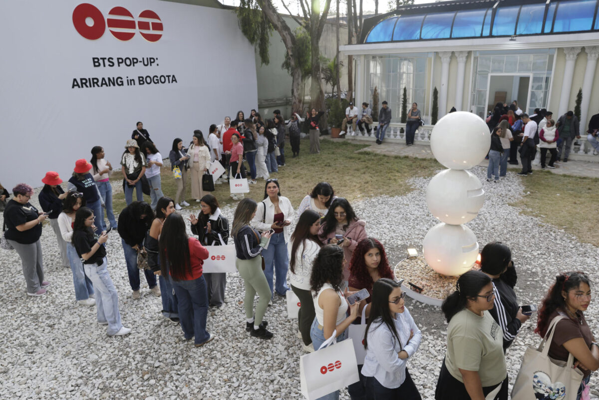 Seguidoras de la agrupación surcoreana BTS hacen fila para comprar productos de sus artistas este miércoles, en Bogotá (Colombia). EFE/ Carlos Ortega