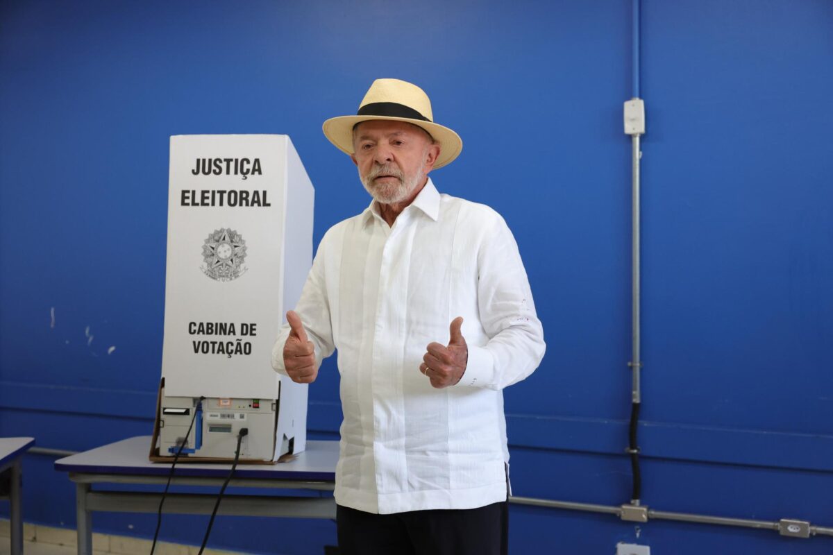 El presidente de Brasil y candidato a la reelección, Luiz Inácio Lula da Silva vota este domingo en un colegio electoral en la ciudad de São Bernardo do Campo (Brasil). EFE/ Sebastião Moreira