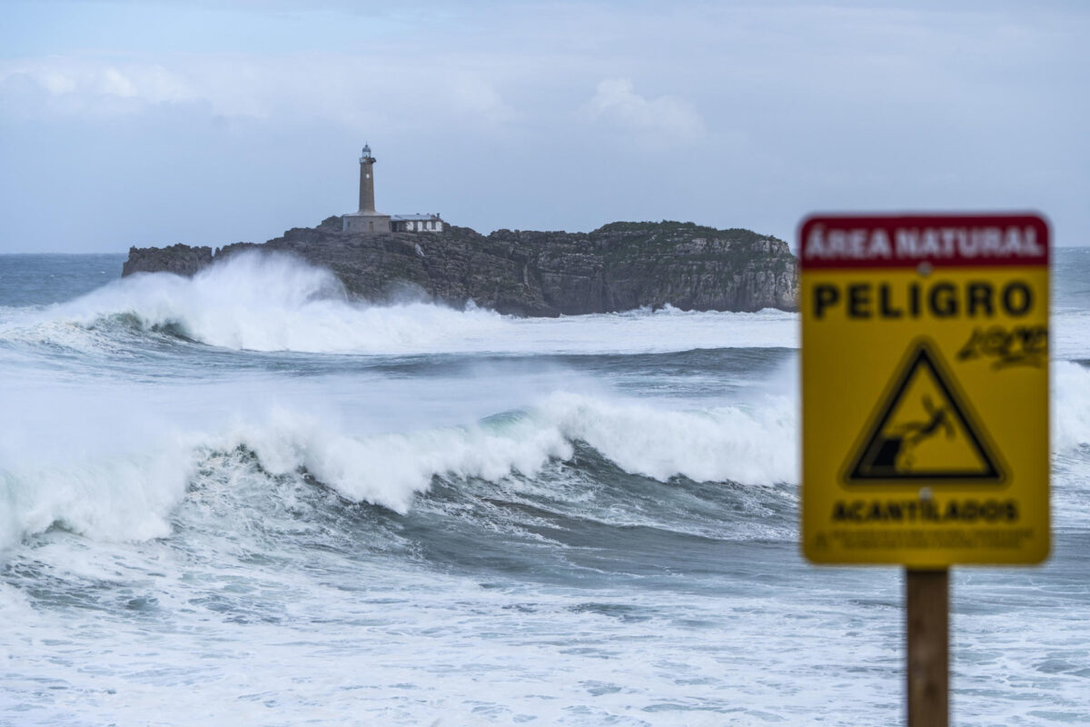 Olas en el norte de España, en Santander, este viernes, con un temporal marítimo provoca olas de hasta 8 metros. EFE/ Román G. Aguilera