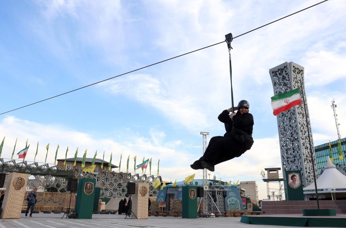 Mujeres iraníes voluntarias participan en un entrenamiento en el campamento de instrucción militar Janfada, situado en la plaza Imán Hosein de Teherán (Irán), el 4 de octubre de 2026. El campamento fue abierto en Teherán como parte del movimiento de movilización en medio de las tensiones entre Estados Unidos e Irán. (Teherán) EFE/EPA/ABEDIN TAHERKENAREH RESTRICCIONES: No accesible para medios israelíes, canales de televisión en persa fuera de Irán, BBC Persian, VOA Persian, Manoto TV e Iran International TV. (Según lo establecido por la Dirección General de Medios Extranjeros de Irán).