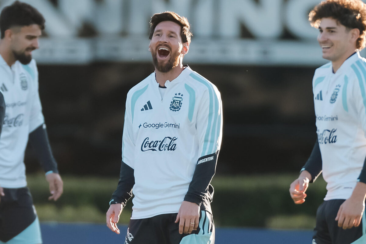 Lionel Messi (c), de Argentina, reacciona durante un entrenamiento en Ezeiza (Argentina). EFE/ Juan Ignacio Roncoroni