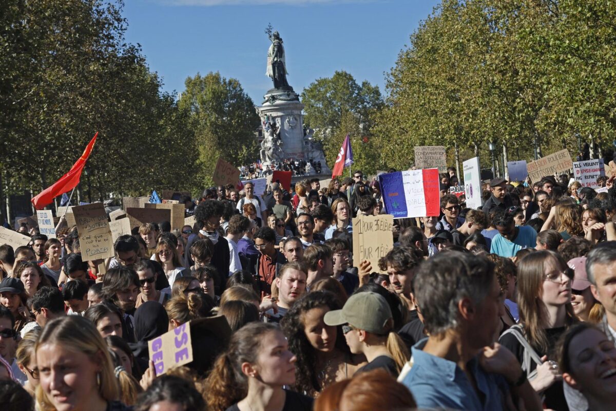Estudiantes y miembros de sindicatos educativos se reúnen este martes en la plaza de la República de París (Francia) durante una jornada nacional de protestas por las condiciones escolares. EFE/EPA/MOHAMMED BADRA