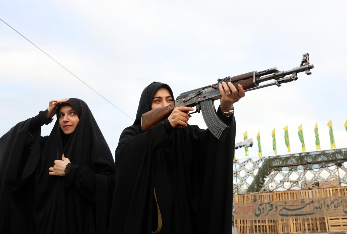 Mujeres iraníes voluntarias participan en un entrenamiento en el campamento de instrucción militar Janfada, situado en la plaza Imán Hosein de Teherán (Irán), el 4 de octubre de 2026. El campamento fue abierto en Teherán como parte del movimiento de movilización en medio de las tensiones entre Estados Unidos e Irán. (Teherán) EFE/EPA/ABEDIN TAHERKENAREH RESTRICCIONES: No accesible para medios israelíes, canales de televisión en persa fuera de Irán, BBC Persian, VOA Persian, Manoto TV e Iran International TV. (Según lo establecido por la Dirección General de Medios Extranjeros de Irán).