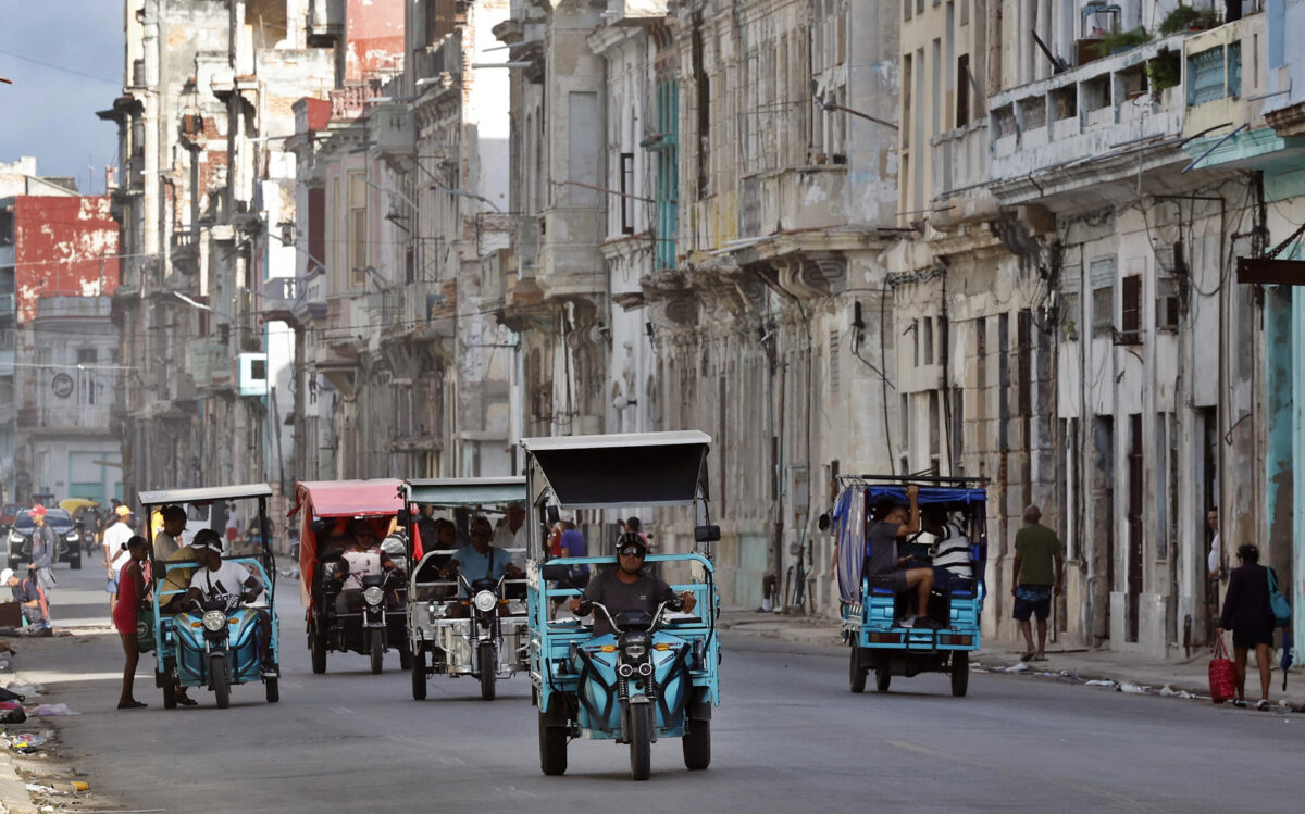 Personas se movilizan en triciclos eléctricos el 25 de octubre de 2026, en La Habana (Cuba). EFE/Ernesto Mastrascusa