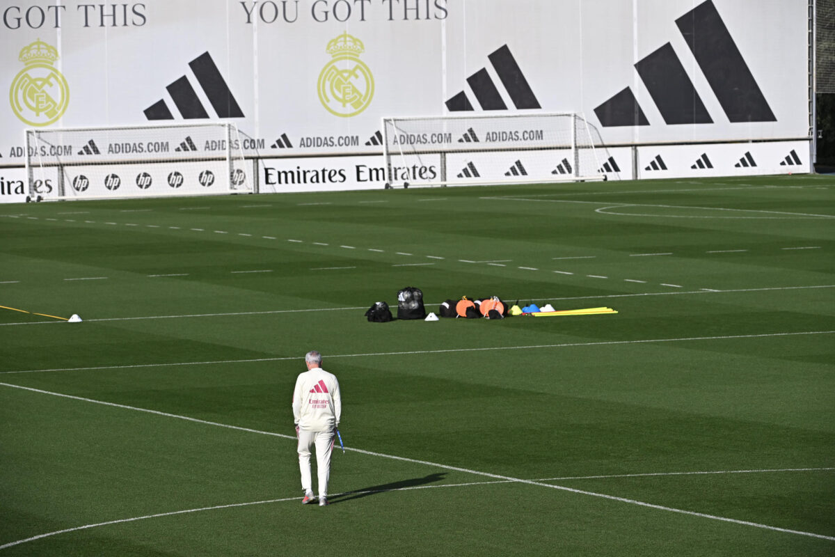 El entrenador del Real Madrid, durante el entrenamiento de este sábado en Valdebebas. EFE/ Fernando Villar