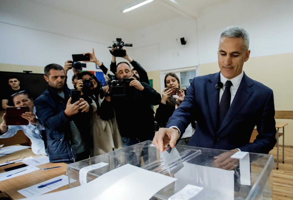 El ex primer ministro interino de Bulgaria y candidato presidencial para 2026, Andrey Gyurov (C), deposita su voto durante la primera vuelta de las elecciones presidenciales en Blagoevgrad, Bulgaria, el 25 de octubre de 2026. Casi 6.6 millones de votantes elegibles están llamados a las urnas para elegir al próximo presidente de Bulgaria en la primera vuelta de la votación. (Elecciones) EFE/EPA/STRINGER