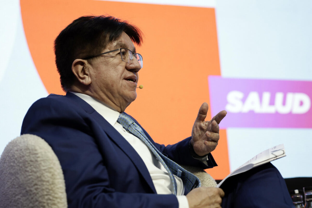 El líder de Policy para Roche LATAM, Fernando Ruiz, habla en un foro médico de la farmacéutica Roche durante el'Roche Press Day' en San José (Costa Rica). EFE/ Jeffrey Arguedas