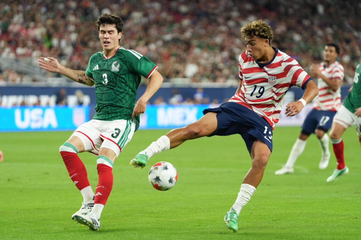 Julian Hall (d), de Estados Unidos, disputa el balón con Diego Campillo, de México, en un partido Amistoso entre Estados Unidos y México en el estadio State Farm en Glendale (Estados Unidos). EFE/ Ómar Alonso