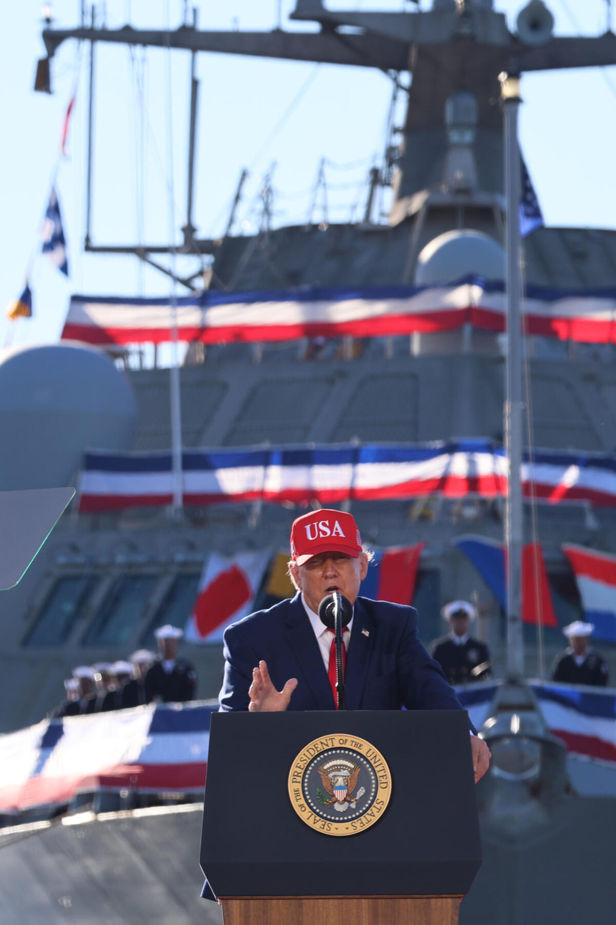 El presidente de los Estados Unidos, Donald Trump, habla durante un evento con integrantes de la Marina este 6 de octubre de 2026, en el puerto de Baltimore en Maryland (Estados Unidos). EFE/ Octavio Guzmán