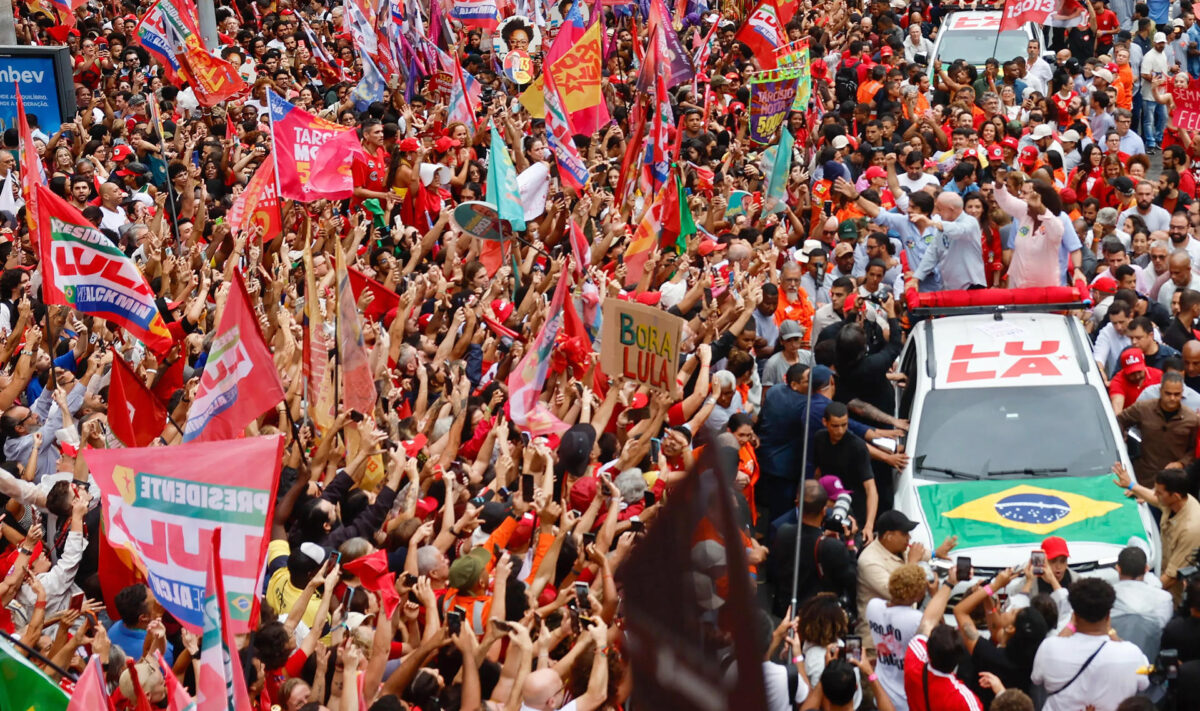El presidente de Brasil y candidato a la reelección, Luiz Inácio Lula da Silva (2-d), saluda a sus seguidores en un acto de campaña este 2 de octubre de 2026, en Río de Janeiro (Brasil). EFE/ Antonio Lacerda
