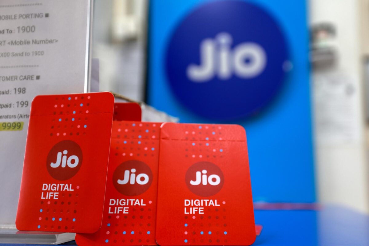 BOMBAY (India), 21/10/2026.- Tarjetas SIM de Jio fotografiadas en un establecimiento de Jio antes de la oferta pública inicial (OPI) de la compañía en Bombay, con el objetivo de recaudar 302 000 millones de rupias (aproximadamente 3200 millones de dólares estadounidenses). EFE/EPA/DIVYAKANT SOLANKI