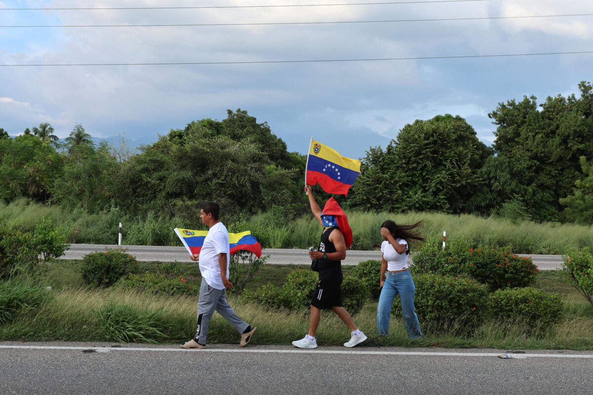 Simpatizantes de María Corina Machado esperan la llegada de la líder opositora y premio nobel de la paz 2025 este domingo, en Maracay (Venezuela). EFE/ Miguel Gutiérrez