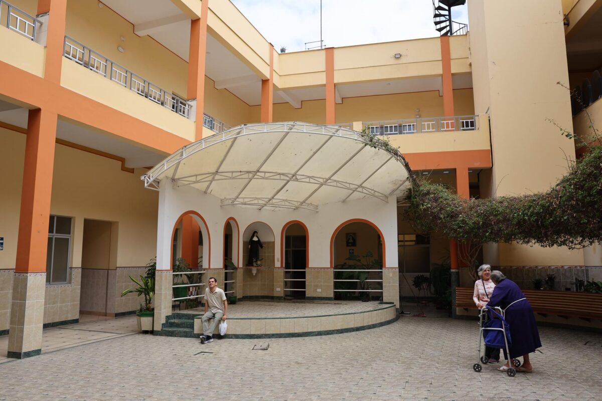 Personas caminan en la casa asilo de las Hermanitas de los Ancianos Desamparados este viernes, en el Callao (Perú). Hasta hace unas semanas la idea de recibir "al papa peruano" no estaba ni en la imaginación de los residentes y trabajadoras de esta humilde casa de acogida de las Hermanitas de los Ancianos Desamparados, ubicada en el corazón del Callao, la provincia portuaria situada junto a Lima, uno de los puntos con mayor índice de criminalidad del país andino. EFE/ Paolo Aguilar