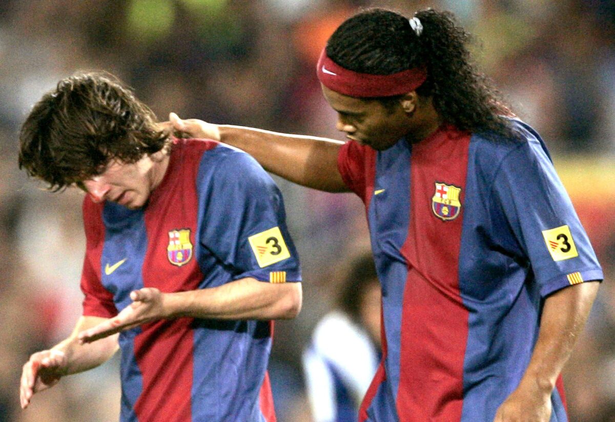 El jugador Ronaldinho (i) asiste a su compañero Lionel Messi, en una imagen de archivo. EFE/ Guido Manuilo